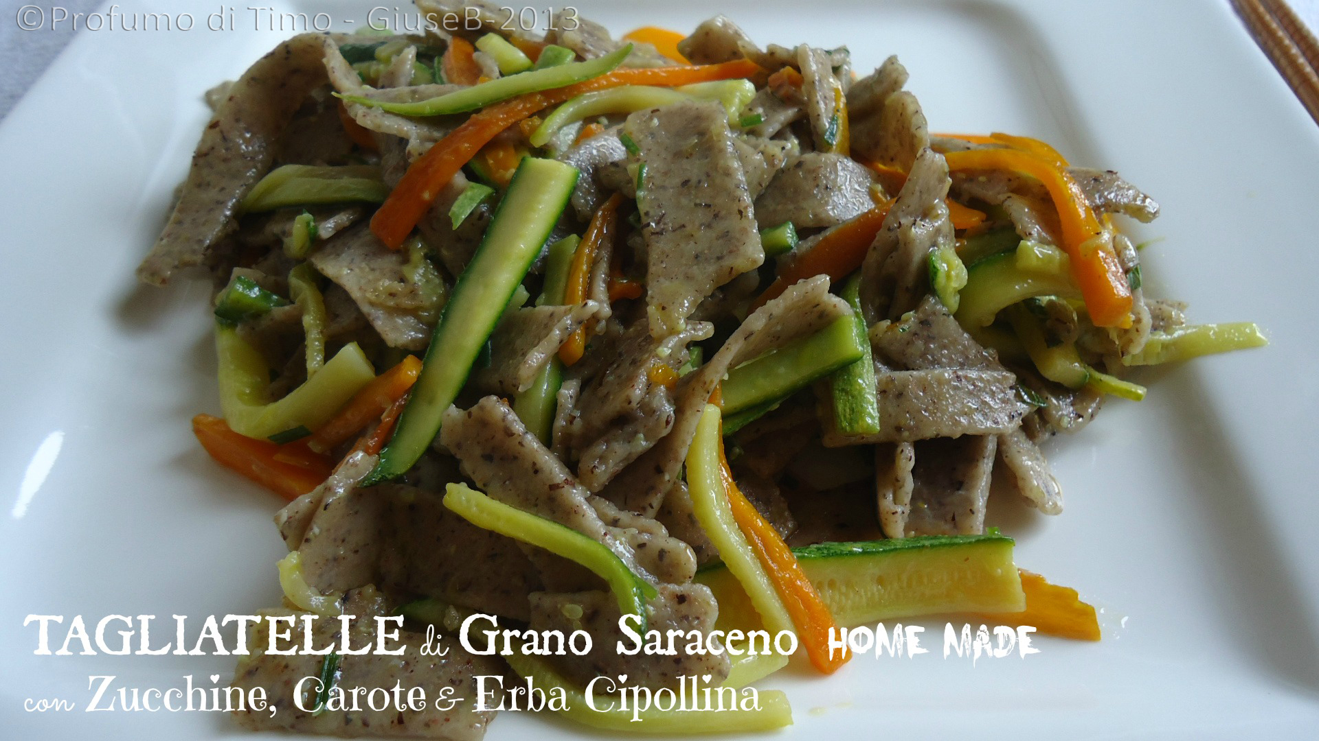 Tagliatelle di Grano Saraceno con zucchine, carote & erba cipollina